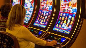 Studio Lightning Roulette live dengan streaming HD Tampilan meja Lightning Roulette live dengan dealer di studio qq808